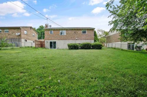 8461 Vlg Dr, Florence KY  41042-8845 exterior