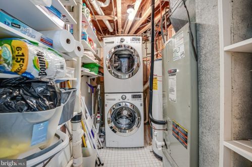 2100 Whisperwood Gln Ln, Herndon VA  20191-4117 exterior