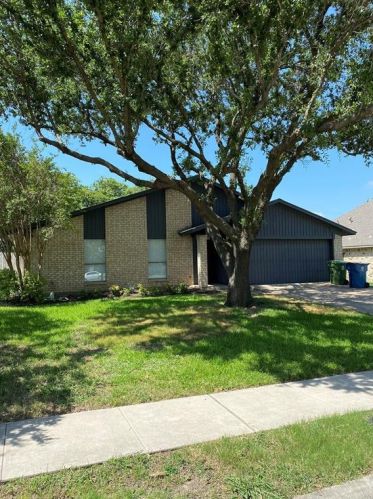 1632 High Point Dr, Lewisville, TX 75077