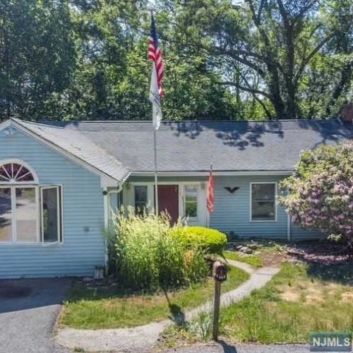 20 Binnacle Ave, West Milford Lakes, NJ 07480-4815
