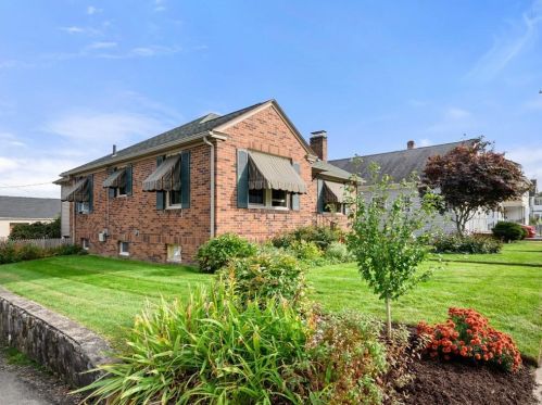 239 George Waterman Rd, Providence, RI 02919-2422
