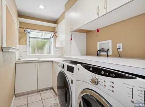 1 Springwood Ter, Kinnelon NJ  07405-2166 exterior