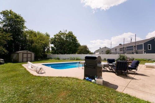 19 Casey Dr, Middletown RI  02842-6224 exterior