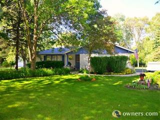 2920 Chestnut Rd, Thiensville, WI 53092-3013