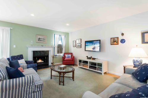 52 Brittany Ln, West Hampton Beach, NY 11978-1425