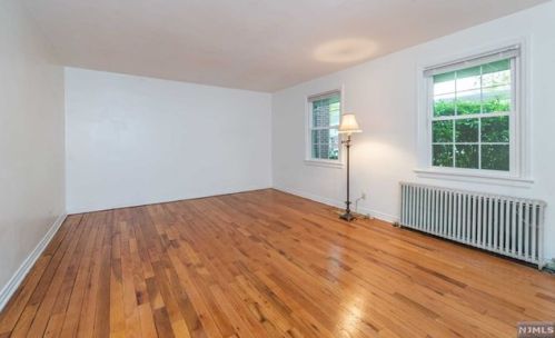 33 Elmwood Ter, Elmwood Park, NJ 07407-1728