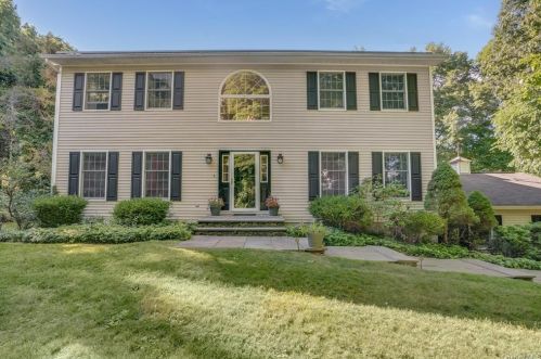 20 Dixon Ct, Poughquag, NY 12570-5417