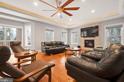 145 Mccauley Ave, Pocono Pines, PA 18350-7747