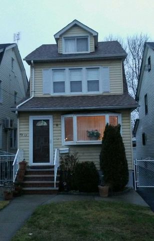 8917 220th St, Jamaica, NY 11427-2505