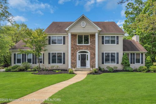 18 Coventry Dr, Tinton Falls, NJ 07712-2555