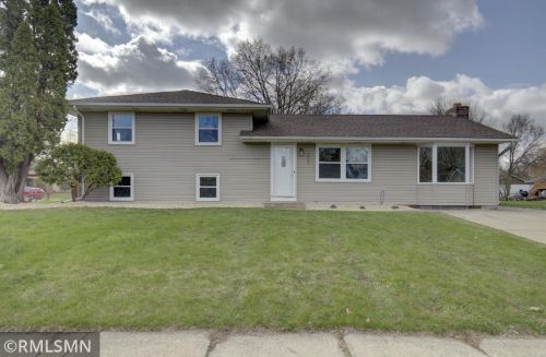 902 Cortland Dr, Saint Paul, MN 55124-4701