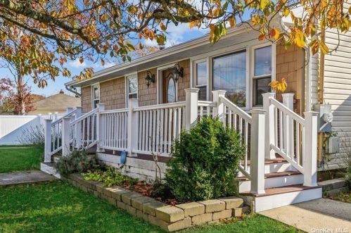 206 Woodmere St, Islip Terrace, NY 11752-1815