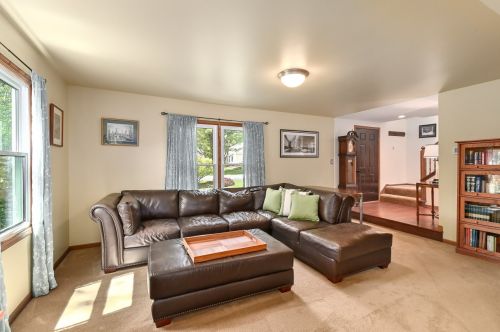 206 Highland Ave, Thiensville, WI 53092-1806