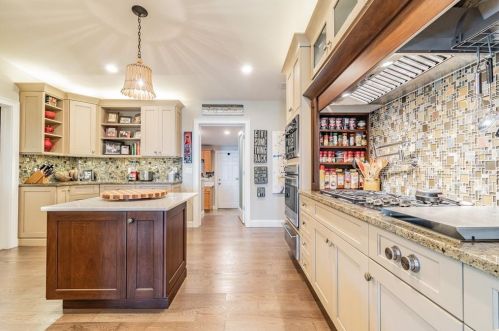 5148 31st Ave, Saint Petersburg FL  33707-5600 exterior