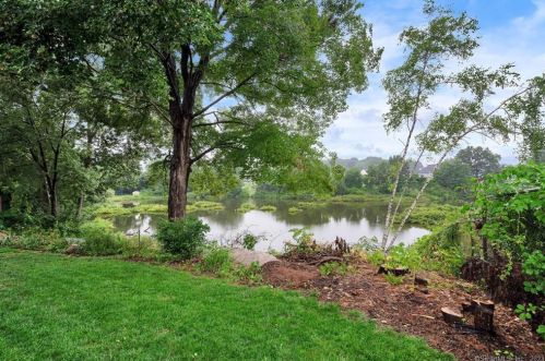 80 Sun Valley Dr, Southington, CT 06489-2762