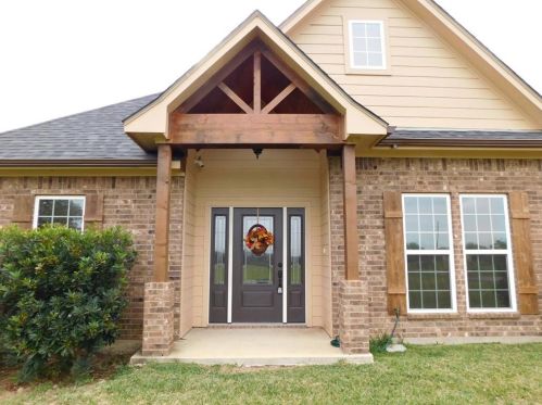 1849 Woody Ln, Sealy, TX 77474-8606
