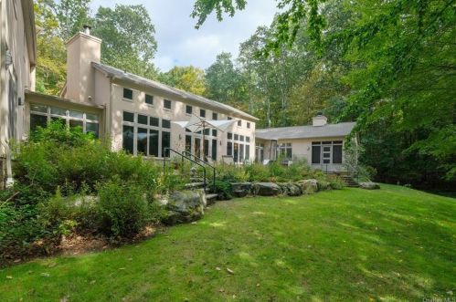 9 Twin Ponds Dr, Bedford Hills, NY 10507-1209