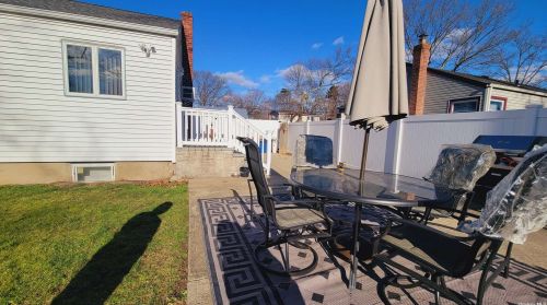 182 Parkway Blvd, Wheatley Heights, NY 11798-4306