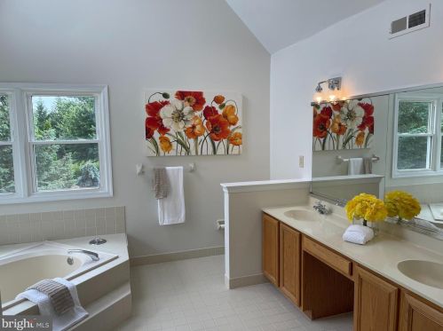 32 Windward Ct, Collegeville PA  19426-2869 exterior