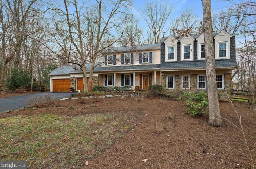 12117 Holly Knoll Cir, Great Falls, VA 22066-1227