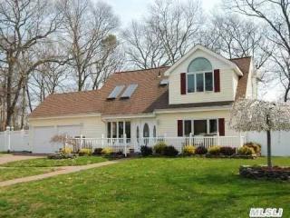 35 Bayou Ct, Holtsville, NY 11742-1000
