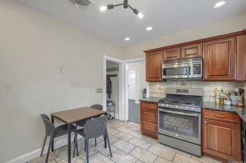 2 Riverside Dr, Airmont NY  10901-5703 exterior