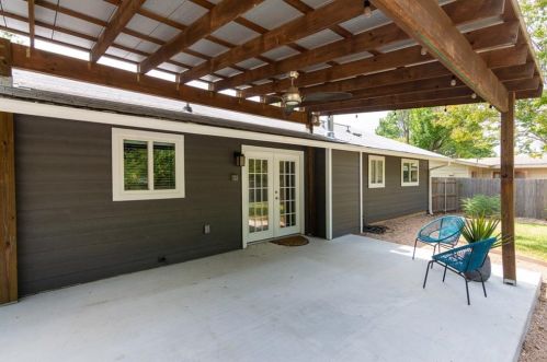 8016 Briarwood Ln, Austin TX 78757-6929 exterior