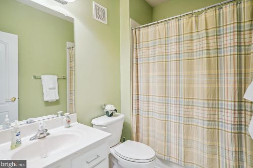 7204 Little Thames Dr, Gainesville VA  20155-4021 exterior