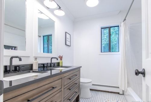 29 Carriage House Dr, Danbury CT  06810-8206 exterior