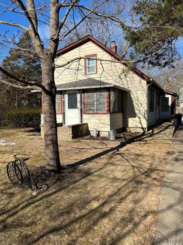 31 Miller Ave, Center Moriches, NY 11934-2208