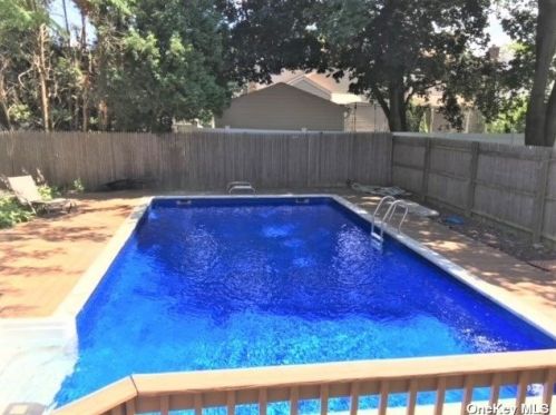 20 Ross Ave, Huntington Station NY  11747-2647 exterior