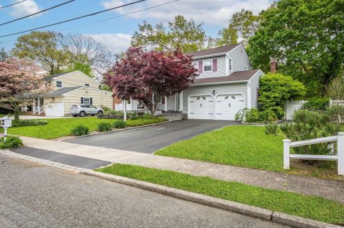 8 Stephens Ct, Hauppauge, NY 11788-4736