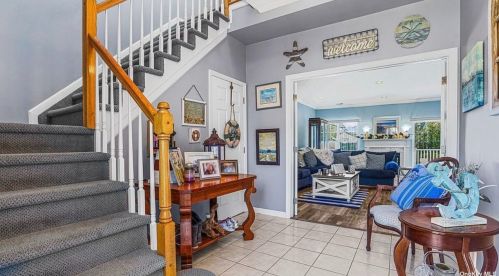 105 Willow Wood Dr, Oakdale, NY 11769-1600
