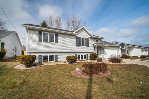 4144 Ray St, Manitowoc, WI 54220-4727
