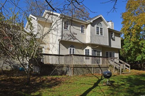 55 Union Ave, Center Moriches, NY 11934-3331