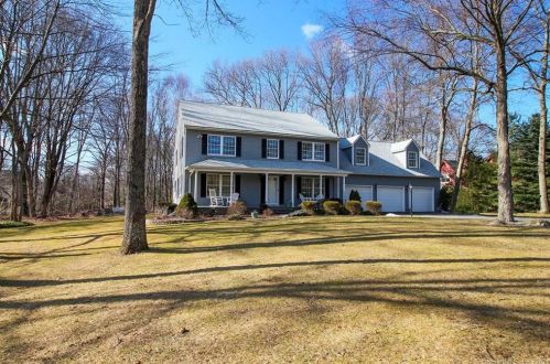 28 Alexander Dr, East Lyme, CT 06333-1548