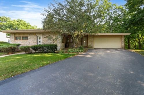 1750 Summit Dr, Lake Geneva WI  53147-1638 exterior