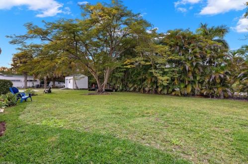 1075 Rordon Ave, Naples FL  34103-4570 exterior