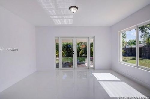 1124 70th Pl, Hialeah FL  33014-5113 exterior