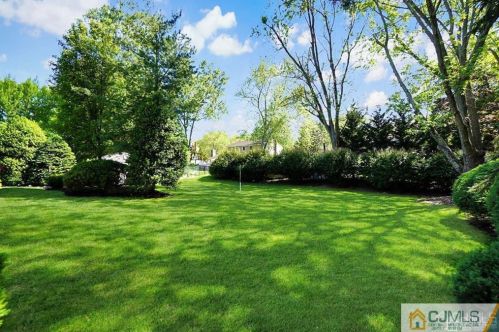 18 Hamilton Dr, East Brunswick NJ  08816-2709 exterior