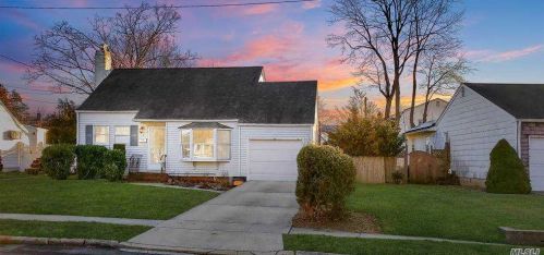 8 Namleps Ln, Deer Park, NY 11729-5414