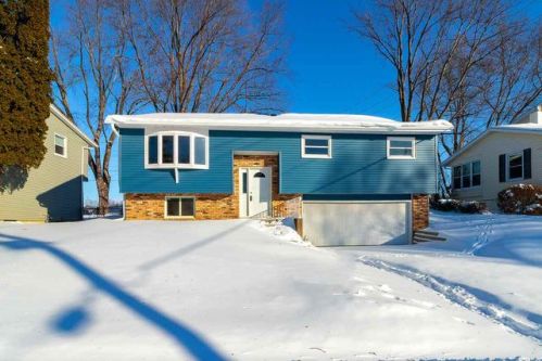 2572 New Lexington Dr, Panarama Park, IA 52722-2115
