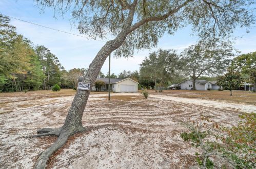 819 Woodlawn Rd, Freeport, FL 32439-2554