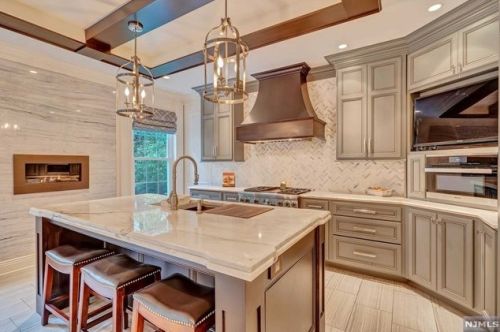 47 Hunters Run, Oakland NJ  07436-2346 exterior