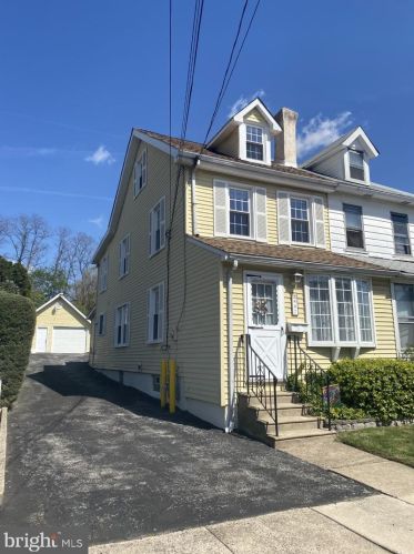827 5th Ave, Prospect Park, PA 19076-2407