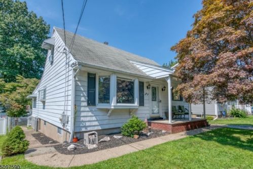 36 Garret Dr, West Paterson, NJ 07424-2724