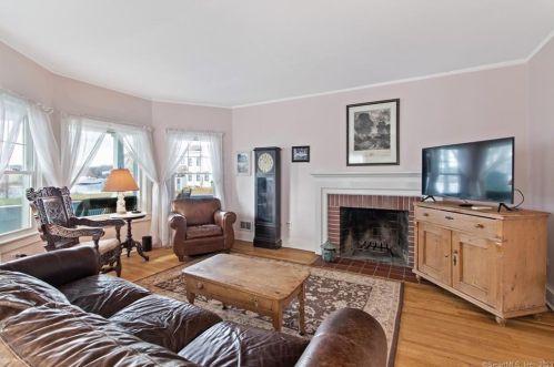 3 Riverside Pl, Gales Ferry CT  06335-1442 exterior