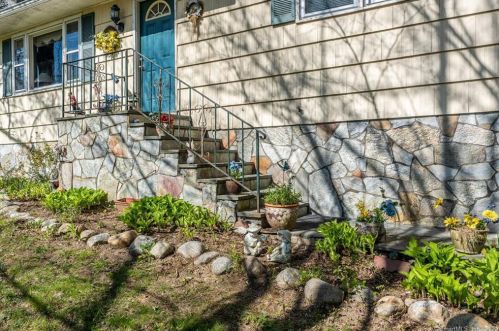 27 Mcadoo Ave, Bridgeport, CT 06611-4851