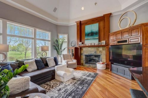 917 Evergreen Cir, Chenequa WI  53029-8636 exterior