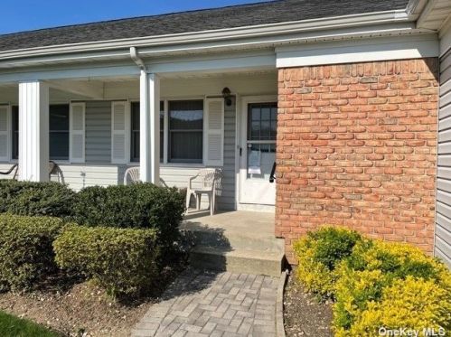 19 Primrose Ln, Babylon, NY 11703-3248